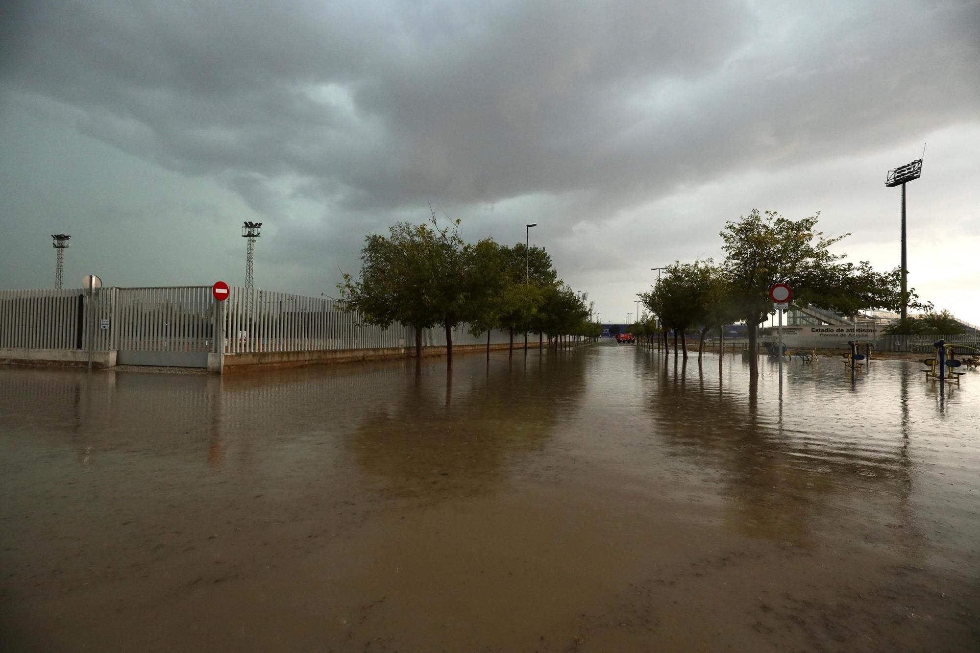 En imágenes I La lluvia anega varias calles de Zaragoza y obliga a intervenir a los bomberos