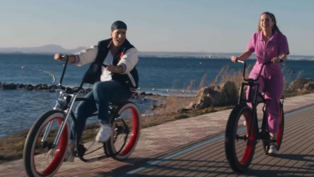 Un momento del videoclip 'Pelis de amor', en el carril bici de La Manga
