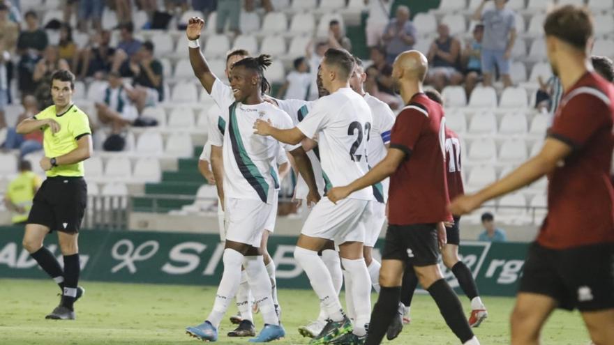 Cedric Teguia celebra uno de sus goles ante el Mérida en El Arcángel.