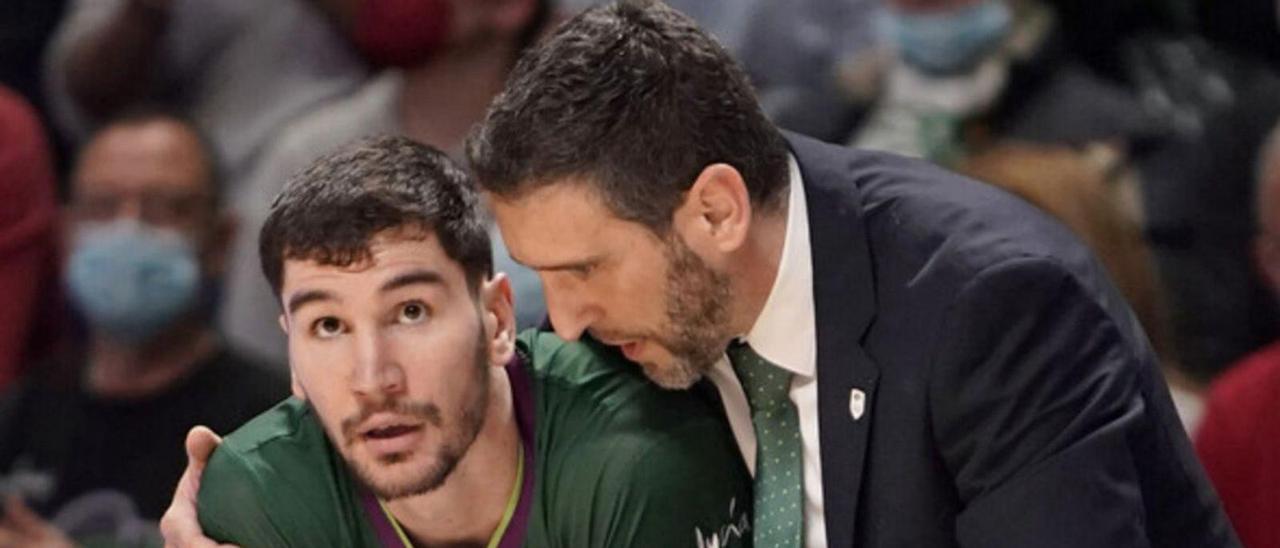 Darío Brizuela, junto a Ibon Navarro en la imagen, tiene un año más de contrato con el Unicaja.