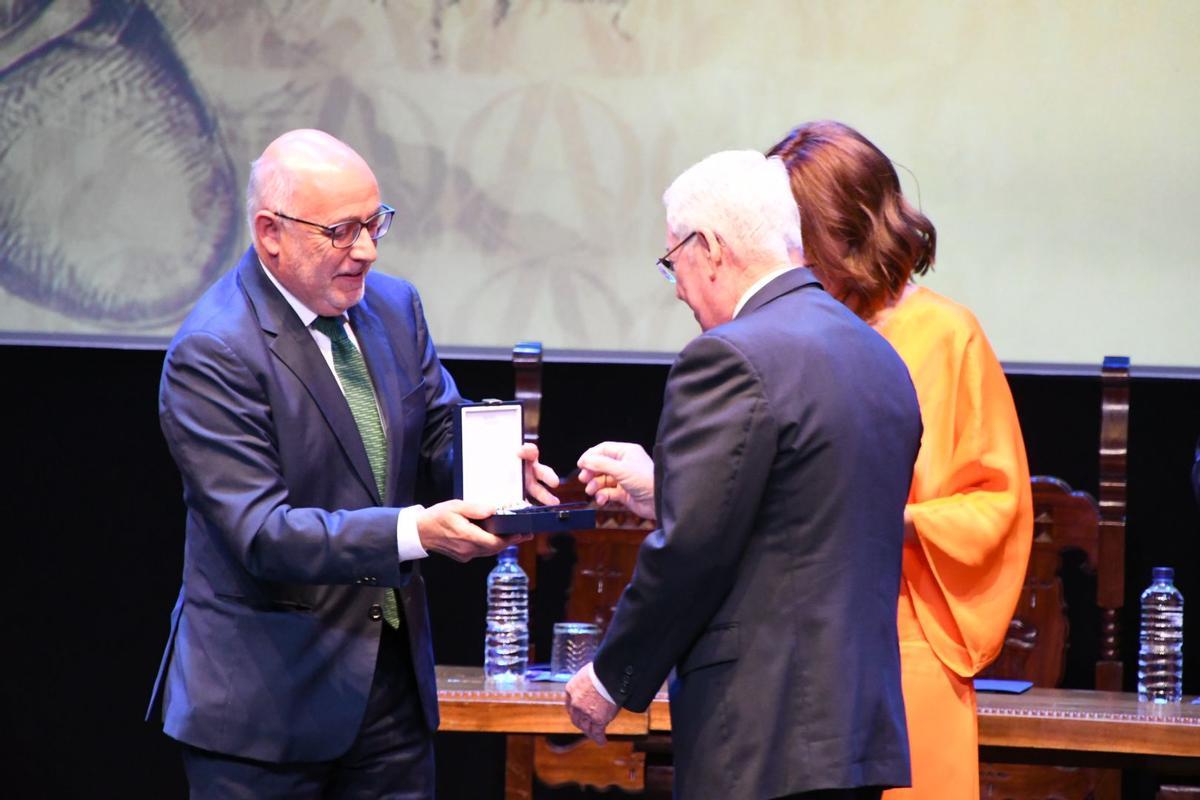 Antonio Morales y Carmen Hernández entregan uno de los premios.