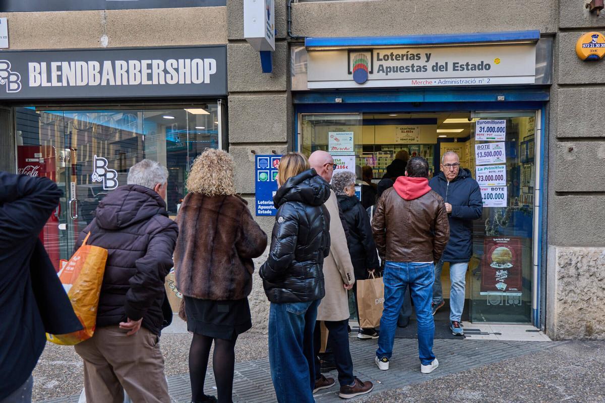 20260102Cues a l´admistració de lotería La Merche per conseguir un numero del NIÑO