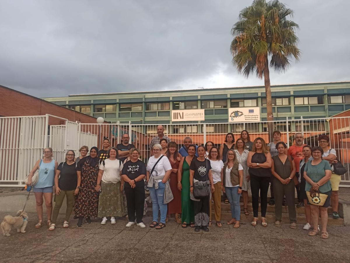 Concentración por la falta de bus escolar en un centro de Bellreguard.