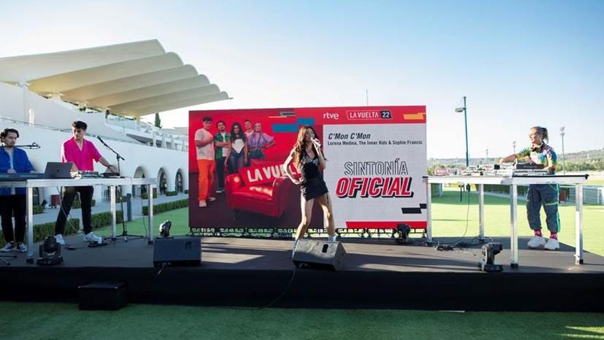 Lorena Medina, artista mexicana, presenta la canción oficial de La Vuelta 2022.