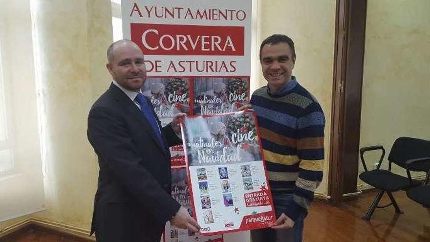 Ángel Martín e Iván Fernández, con el cartel del ciclo.