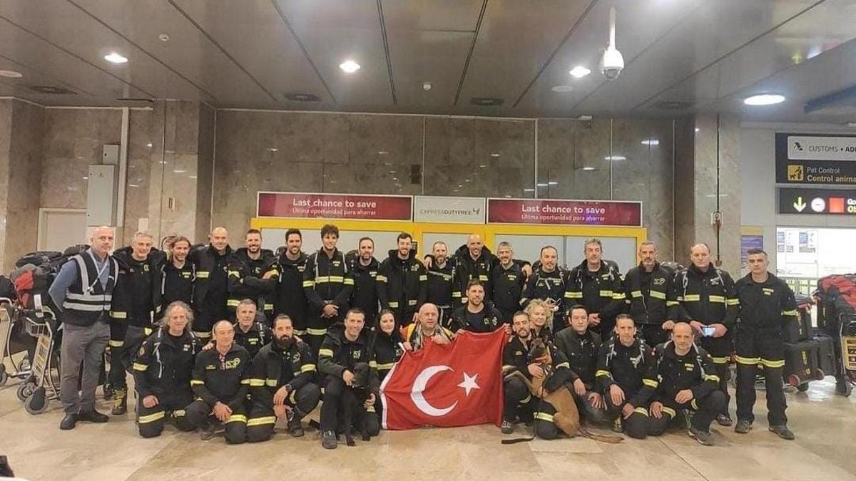 Regresan a València los bomberos que viajaron a Turquía: &quot;Lo intentamos todo pero no rescatamos a nadie vivo&quot;