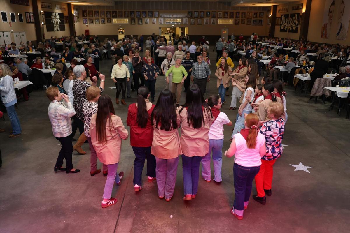 Fotogalería I Burriana celebra berenar i ball a la Llar Fallera per a la gent gran Fotogalería I Burriana celebra berenar i ball a la Llar Fallera per a la gent gran