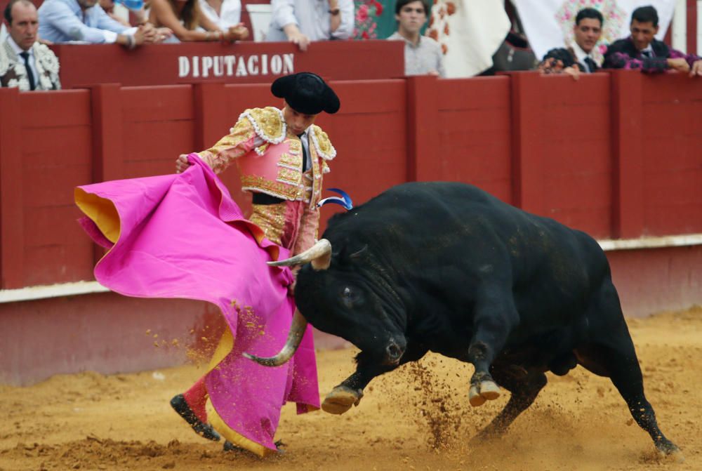 Las imágenes de la tercera corrida de abono de la feria taurina de Málaga en La Malagueta.