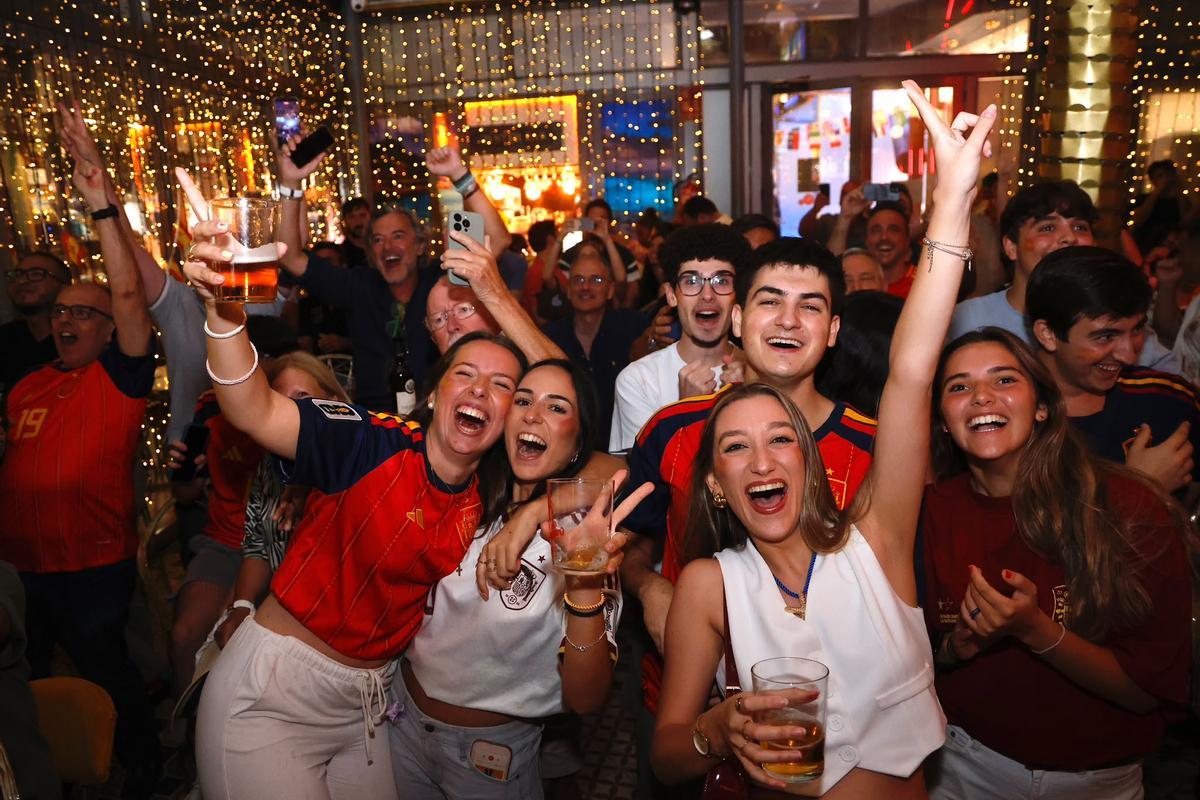 El ambiente del España-Portugal en Córdoba, en imágenes