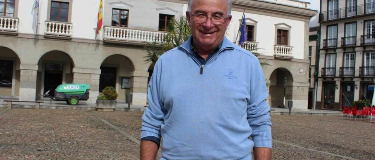 Josep Pàmies, en la plaza del Ayuntamiento de Vegadeo.