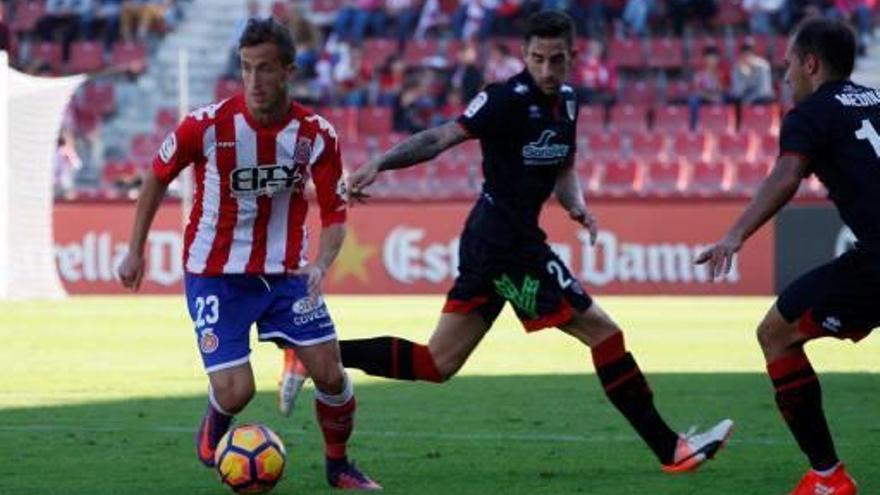 Juan Cámara controla la pilota durant l&#039;únic partit de Lliga que ha jugat aquest curs a Montilivi.