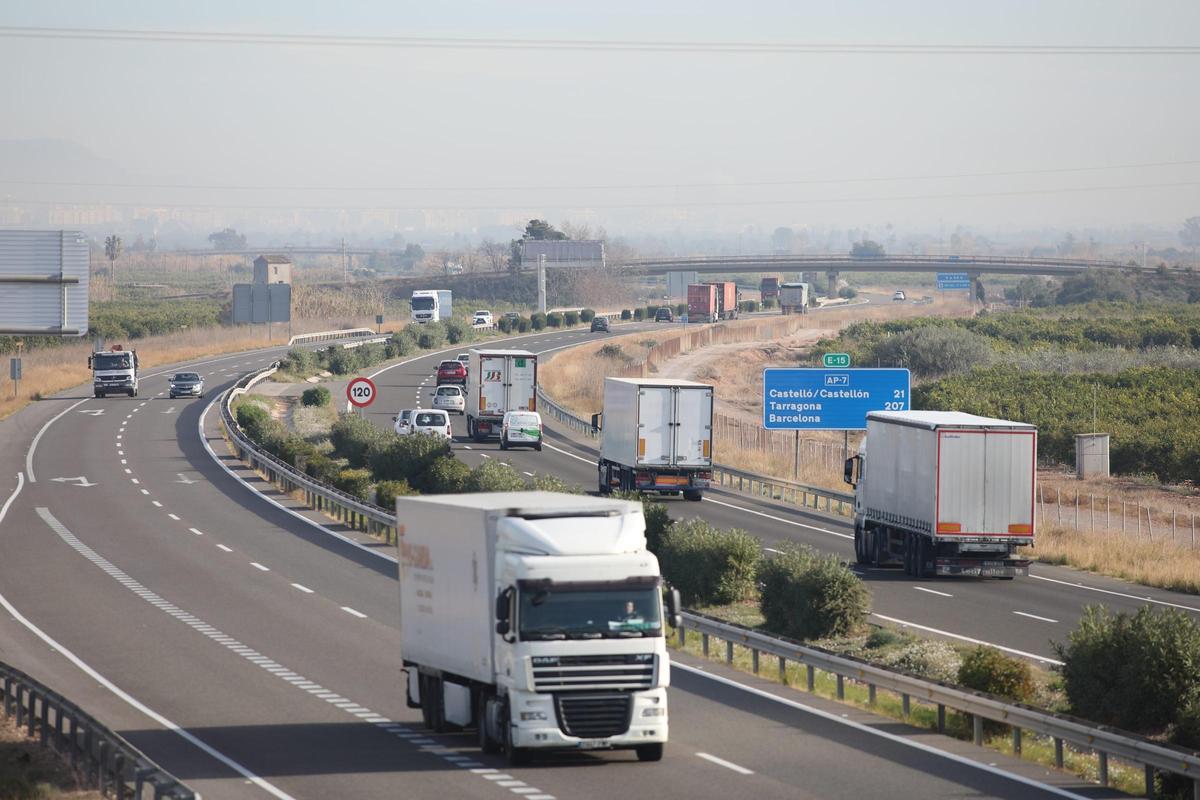 El tráfico de camiones en la AP-7 ha aumentado desde que se liberó el peaje.