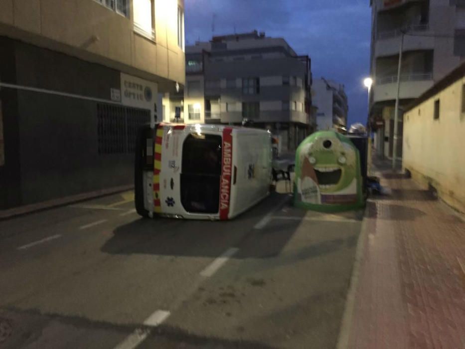 Un ambulancia vuelca en La Mata