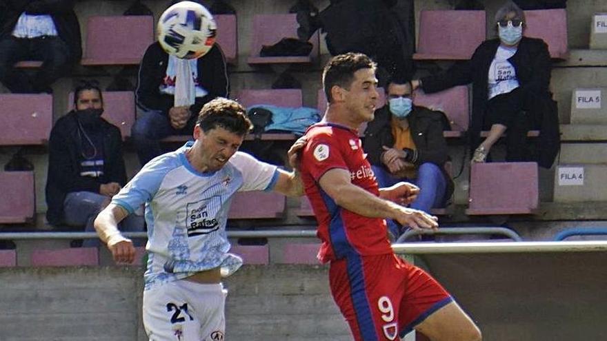 Pablo Antas salta con el goleador Asier Benito.