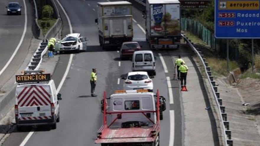 Accidente entre un turismo y un camión en la AP-9