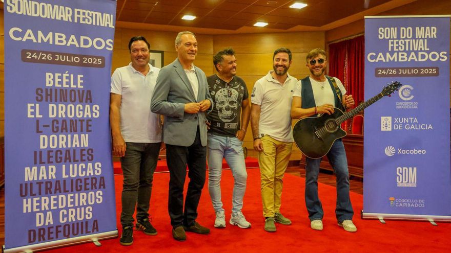 Autoridades, el promotor y el cantante Javi Maneiro presentaron ayer el cartel. | Iñaki Abella