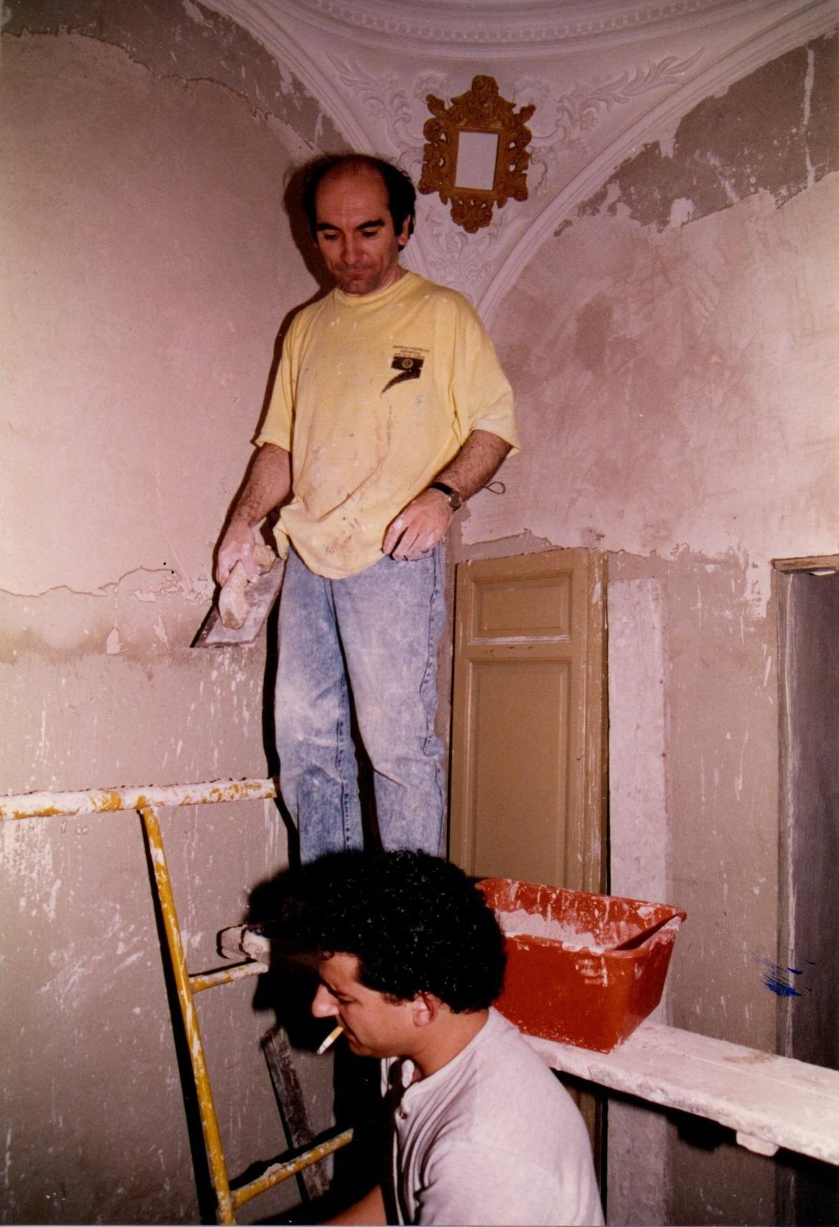 Jesús Castellanos, manos a la obra en la capilla de Nuestra Señora de los Dolores, en 1994.