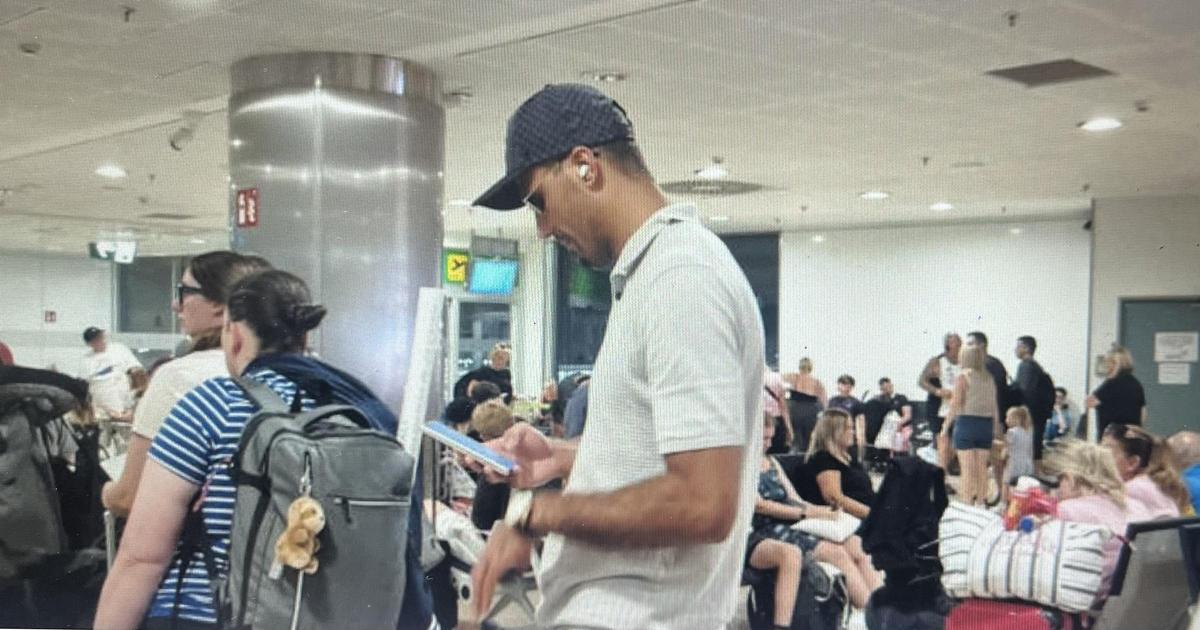 Rodri, haciendo cola en un vuelo de Ryanair con destino a Liverpool.