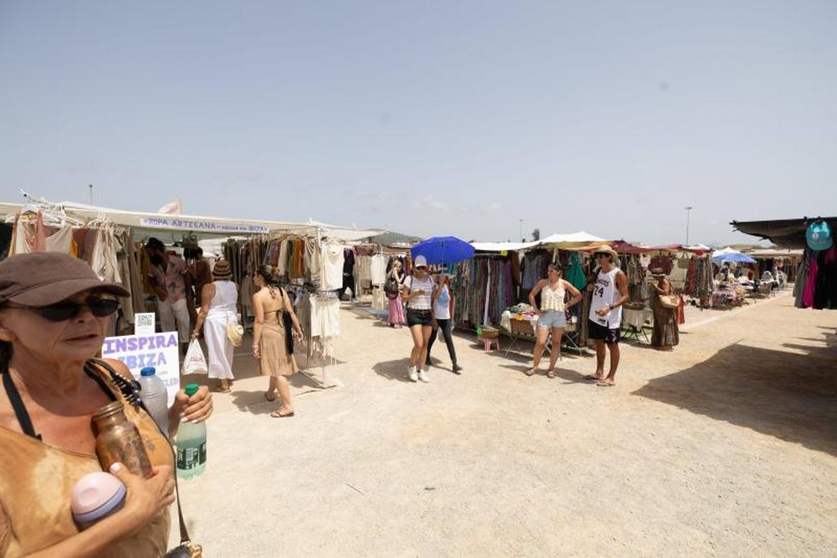 El mercadillo de Sant Jordi resiste al calor del verano