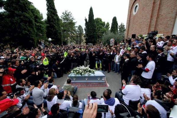 Miles de personas asisten al funeral de Marco Simoncelli