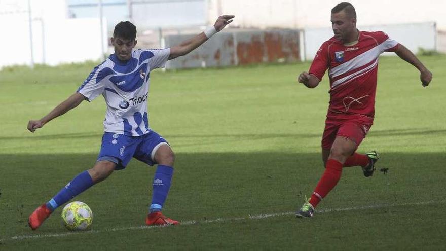 Nico Pandiani golpea el balón ante la presión de Abel.