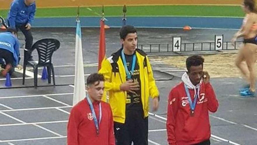 Mehdi Nabaoui posa en lo alto del podio sub 18 del 1.500.