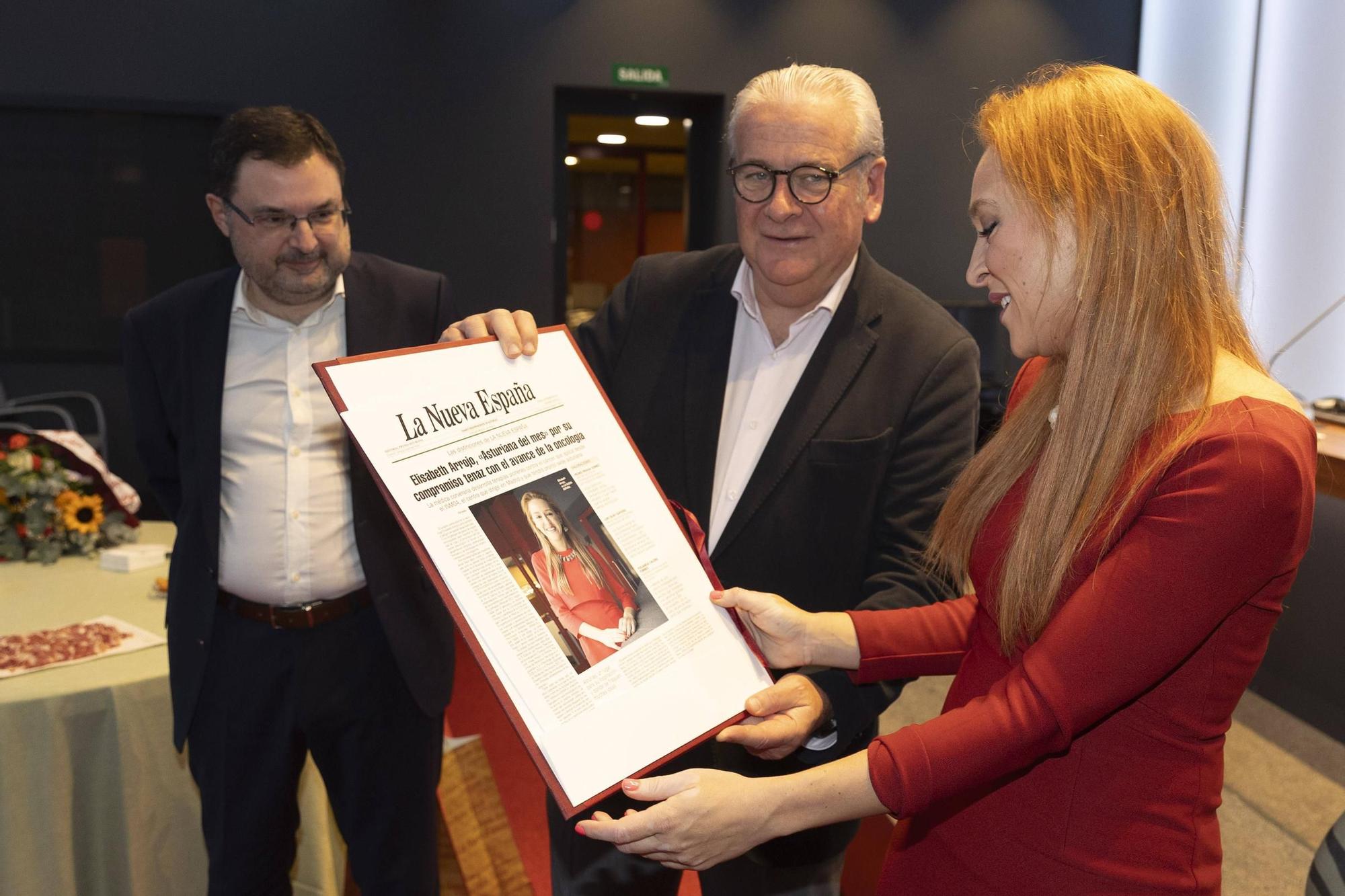 En imágenes: Entrega del "Asturiana del mes" a la oncóloga Elisabeth Arrojo