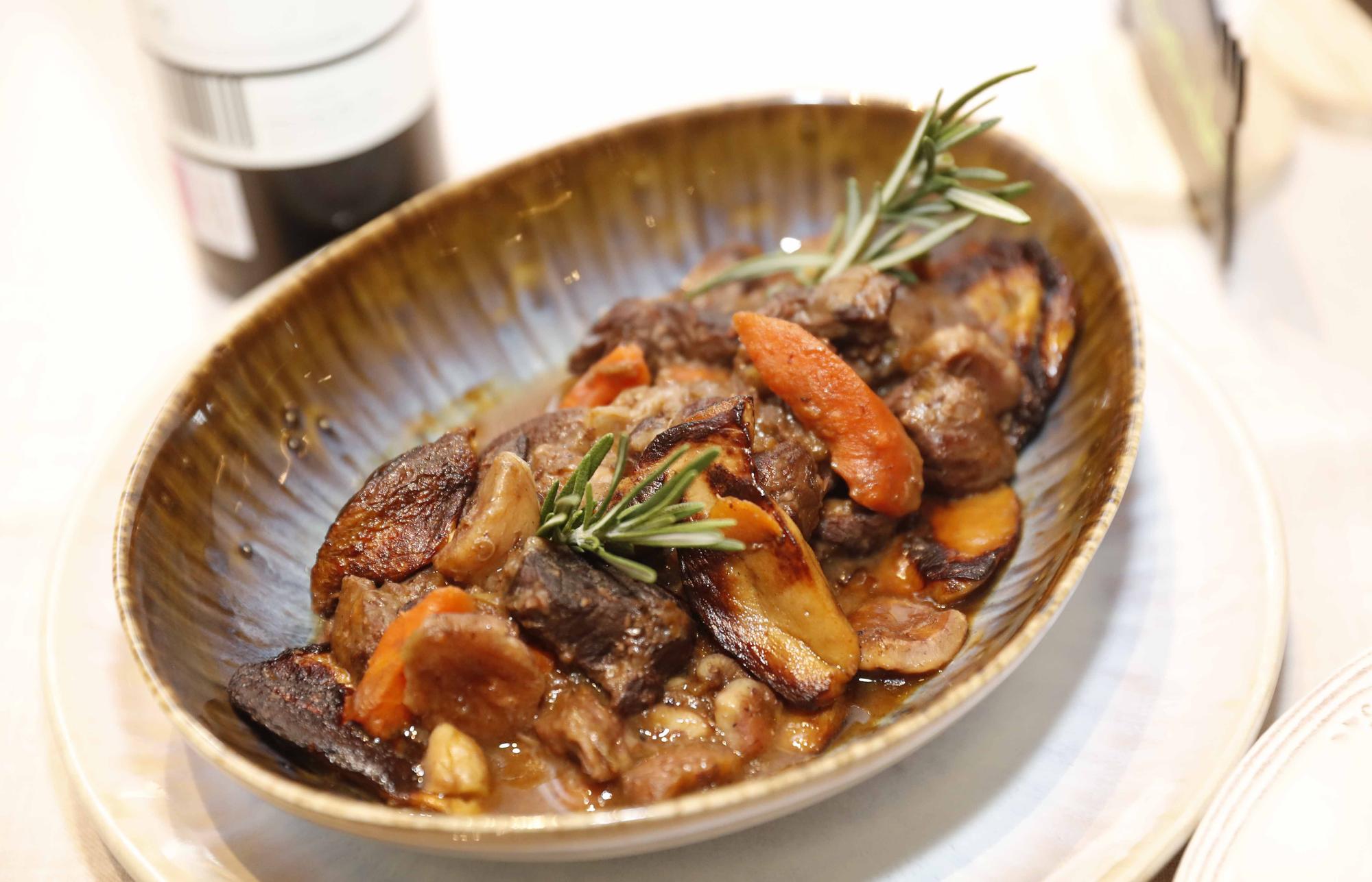 Civet de jabalí con castañas de Ourense y Boletus edulis