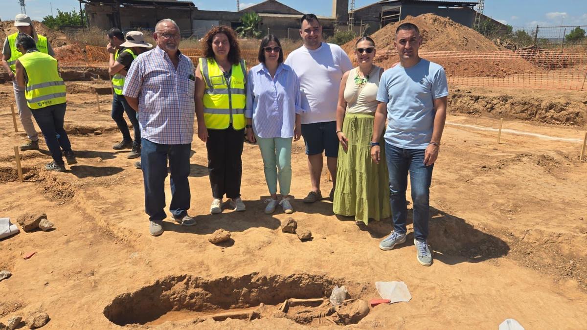 Las autoridades, este jueves, en la visita a la necrópolis ante uno de los esqueletos localizados.