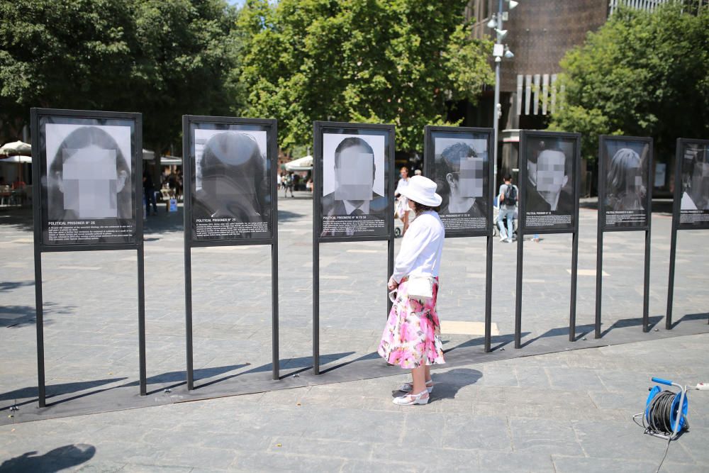 Instalan la obra ‘Presos políticos’ de Santiago Sierra en la Plaza de España de Palma