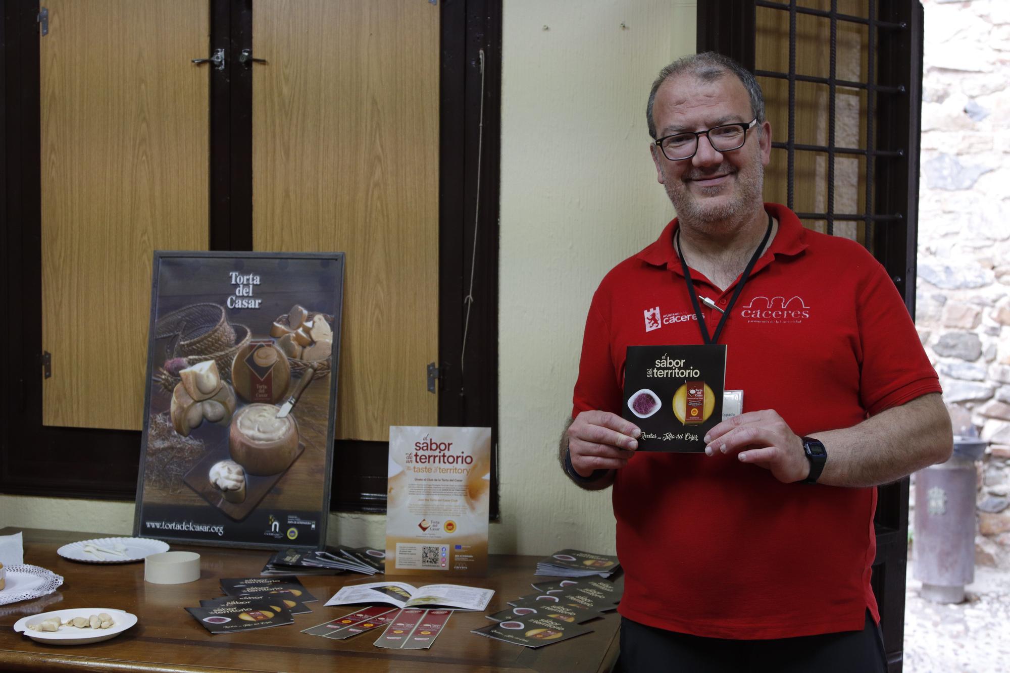 FOTOGALERÍA | Los turistas funden la Torta con la historia en Cáceres