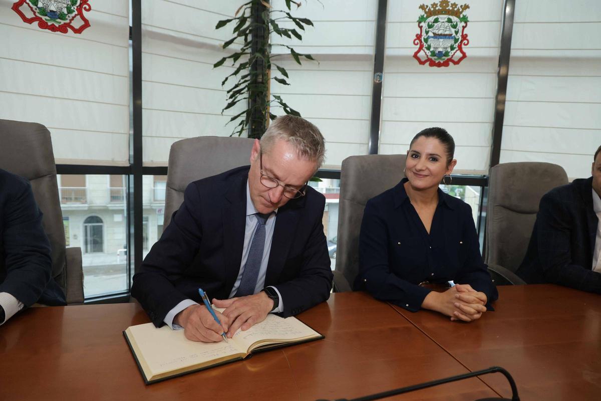 Firma del presidente de la colectividad en el libro de honor del Concello.