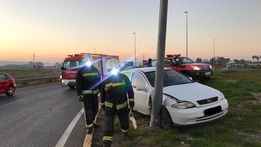 Un coche colisiona contra una farola en la carretera del Aeropuerto