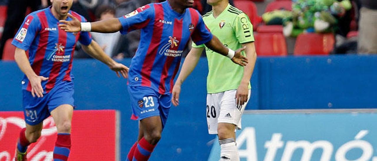 Pape Diop, con la camiseta del Levante, celebra un gol anotado a Osasuna.