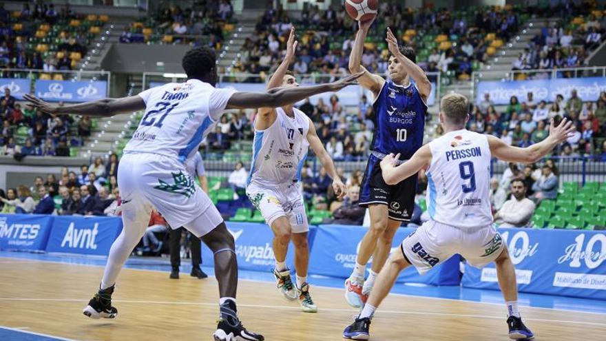 Tres jugadores zamoranos presionan a un rival. | LOZ