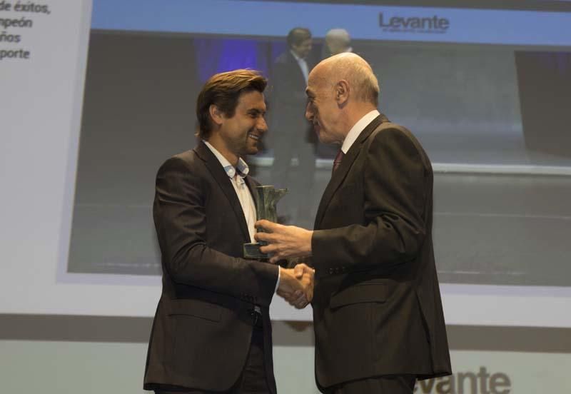 David Ferrer recibe el premio de manos de Juan Antonio López de Zuazo