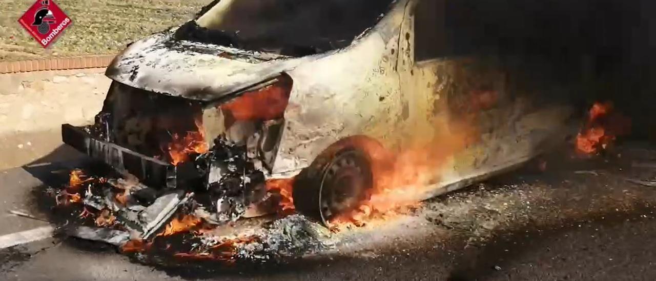 Una furgoneta se incendia en la N-332 en dirección a Santa Pola mientras transportaba varios barcos de vela