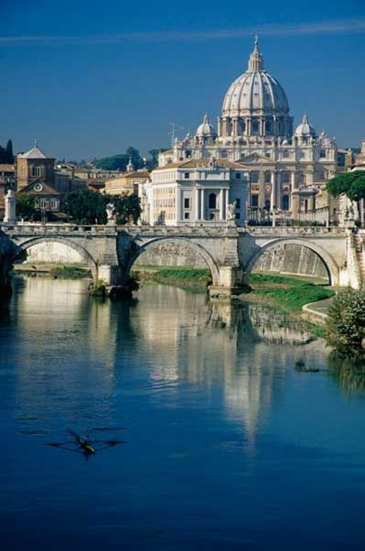 Río Tiber con la Basílica de San Pedro al fondo