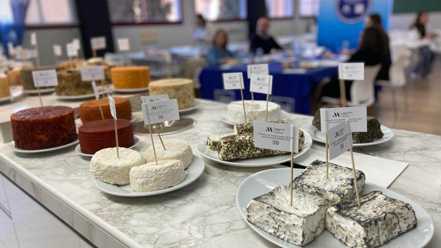 Una decena de queserías y 51 tipos de queso han participado en esta edición del concurso que se ha fallado este miércoles en un acto celebrado en la Facultad de Turismo de la Universidad de Málaga.