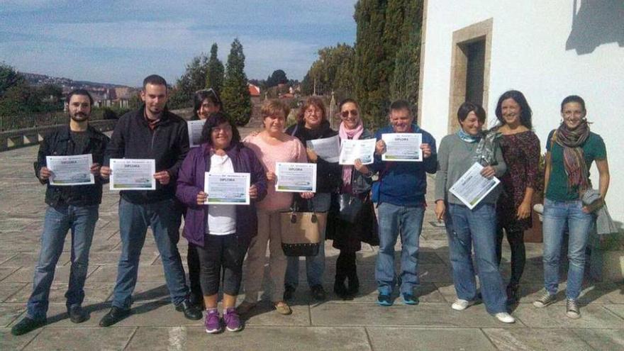 Parte de los alumnos del programa de empleo, que recibieron estos días los diplomas en Oleiros.