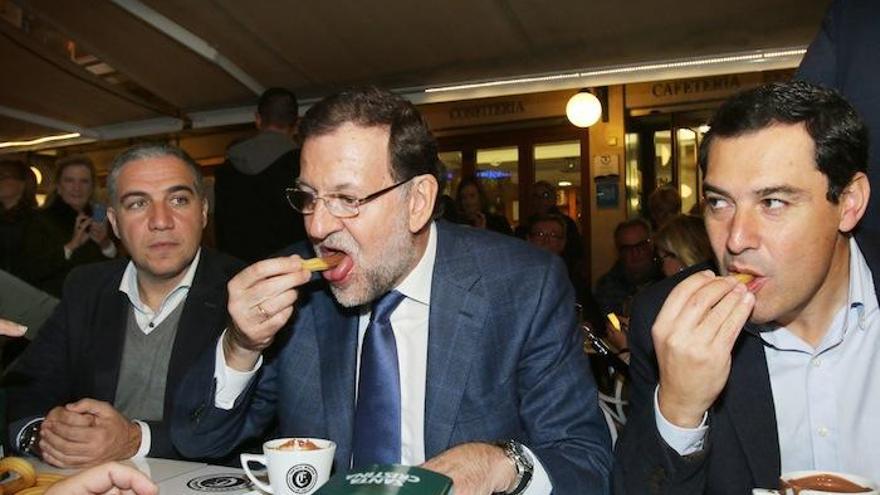 Mariano Rajoy acabó su largo paseo por la calle Larios tomándose unos churros en el Café Central con Elías Bendodo y Juanma Moreno.