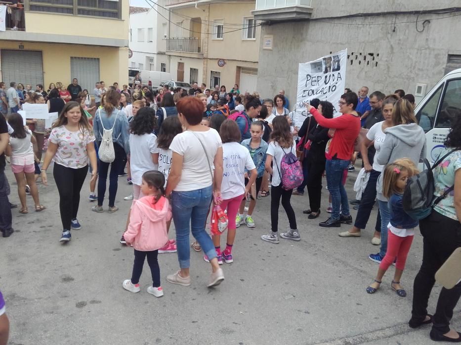 Protesta por el mal estado del colegio de la Font d'en Carròs