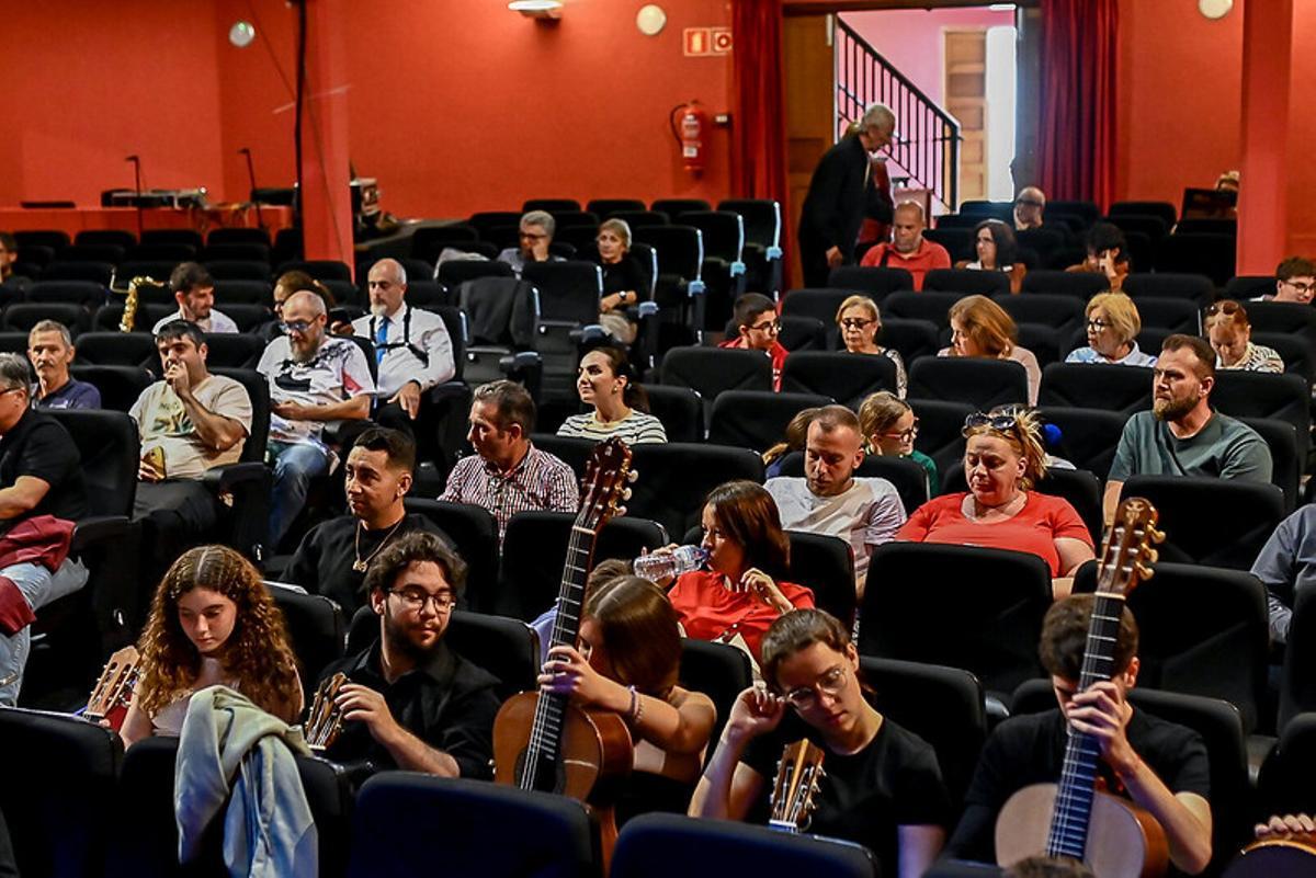 Público y participantes, en el Teatro Hespérides de Guía.