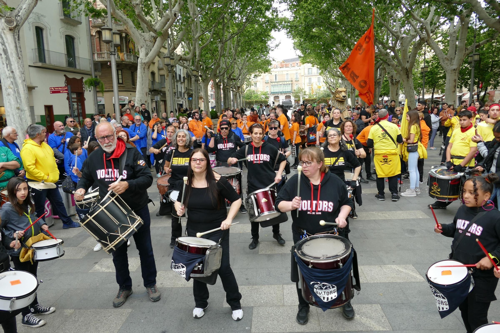 Figueres ressona amb una gran batucada de Santa Creu