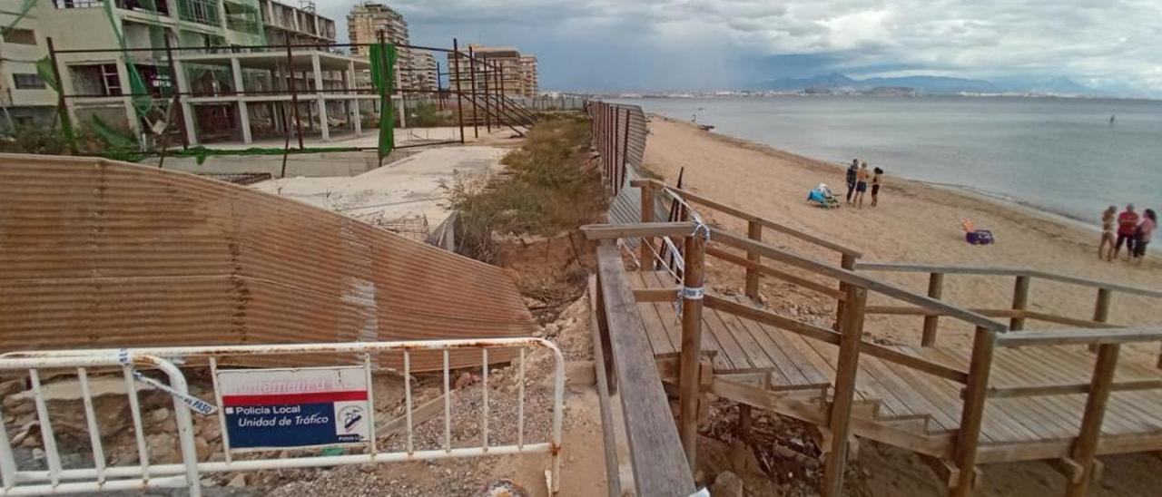 Un tramo de la calle Flores, junto al hotel, sigue sin repararse y un acceso a la playa está cerrado.