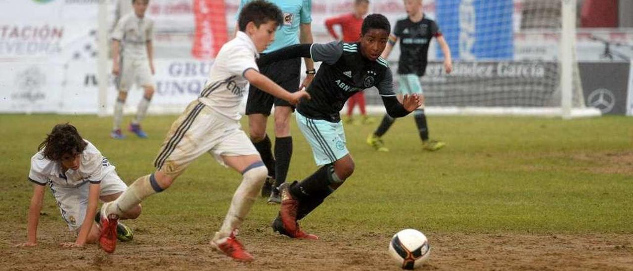 El campo de A Lomba acabó seriamente dañado el Arousa Fútbol 7. // Noé Parga