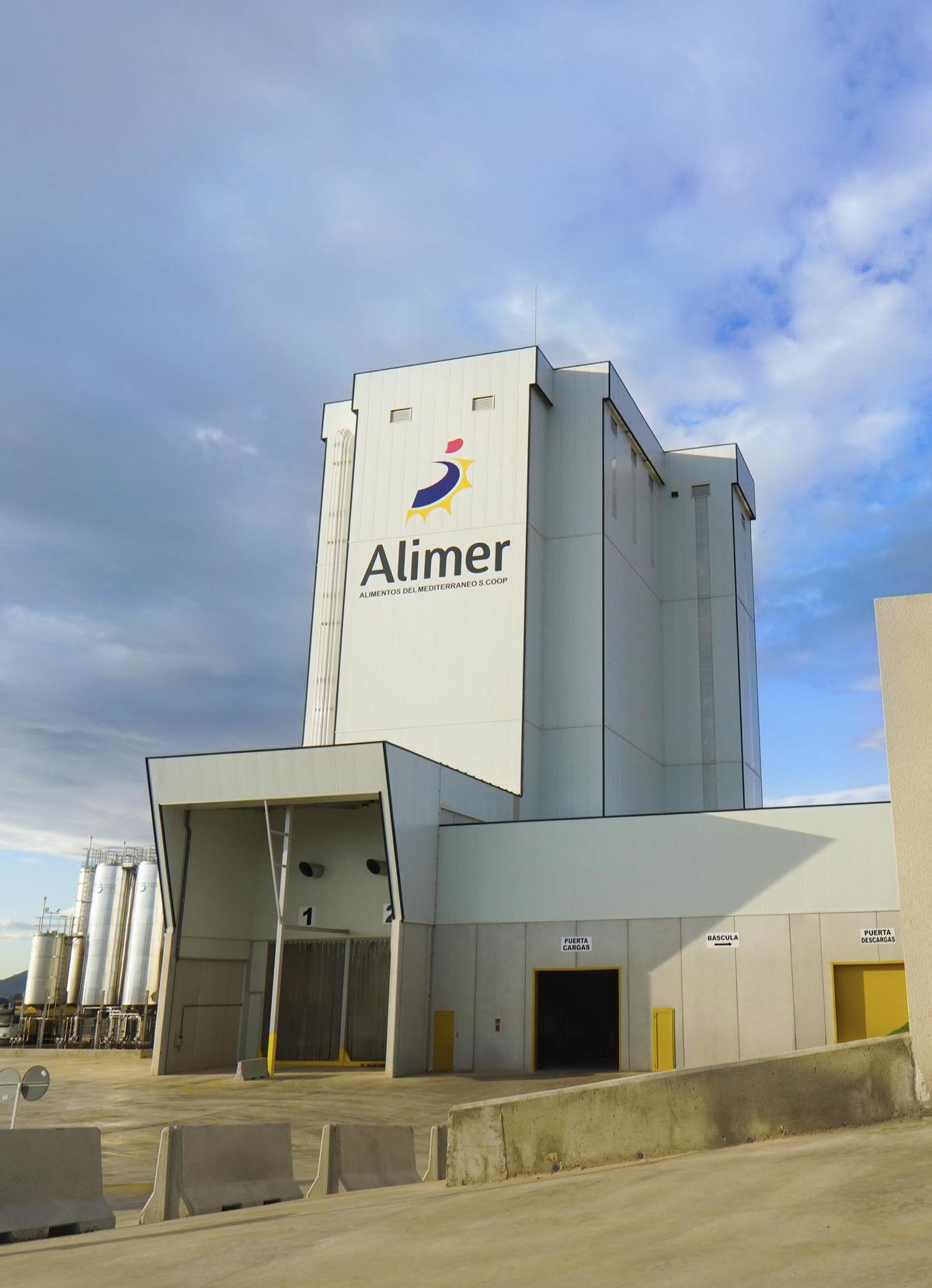 Exterior de la nueva fábrica de piensos de Alimer en Lorca.