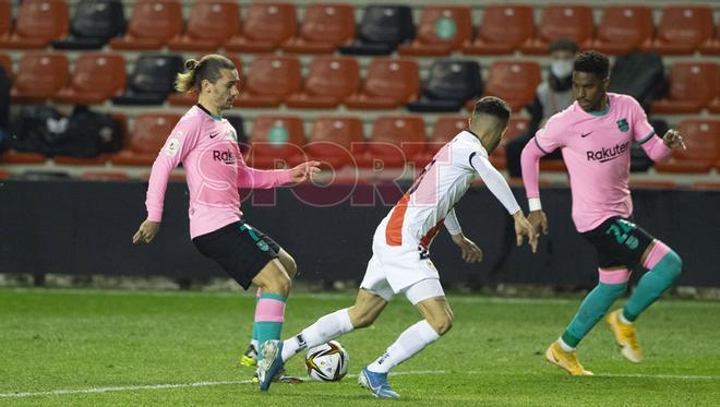 Antoine Griezmann y Junior Firpo en el partido de octavos de final de Copa del Rey entre el Rayo Vallecano y el FC Barcelona disputado en el estadio Vallecas