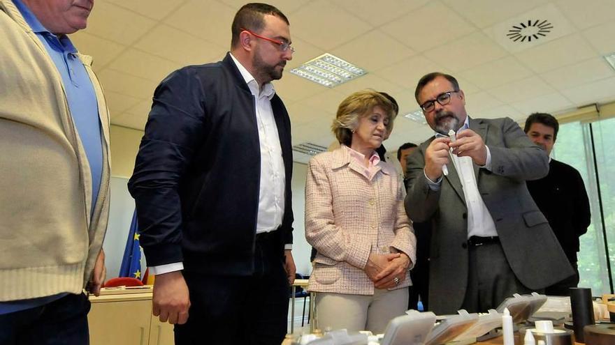Ramón Torrecillas, director del CINN, explica el funcionamiento de un dispositivo a Carcedo y Barbón, en presencia de José Álvarez.