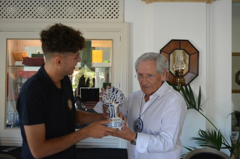 Fernando Ónega recibió de Andrés Seoane la figura del carballo en A Bandeira